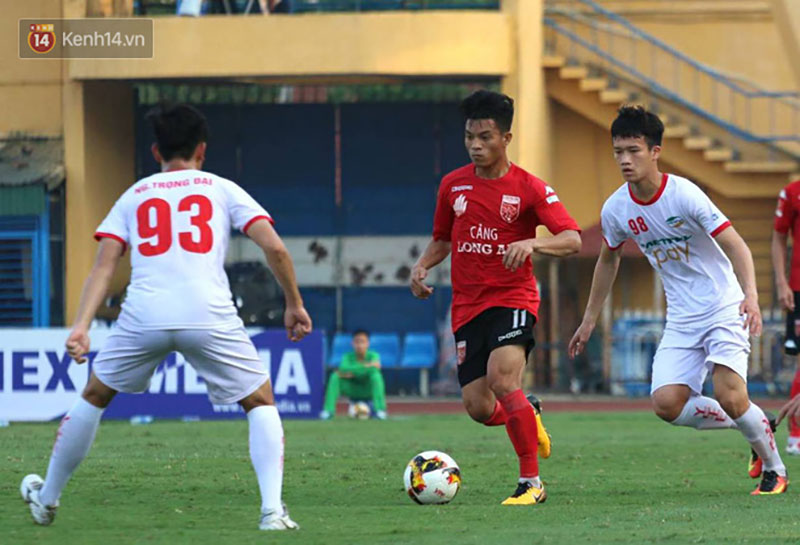 Cầu thủ Viettel nhập viện khẩn cấp sau pha phạm lỗi đáng sợ của cựu sao U23 Việt Nam